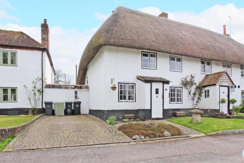 Lot: 78 - VACANT PERIOD COTTAGE - Photo from the roadside of thatched cottage
